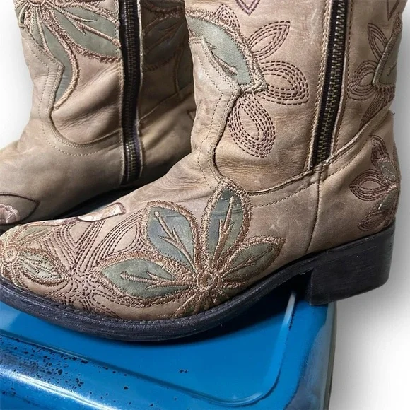 Dan Post “Lily of the West” Brown Leather Boots w/ Floral & Embroidery Stitching - Picture 4 of 8